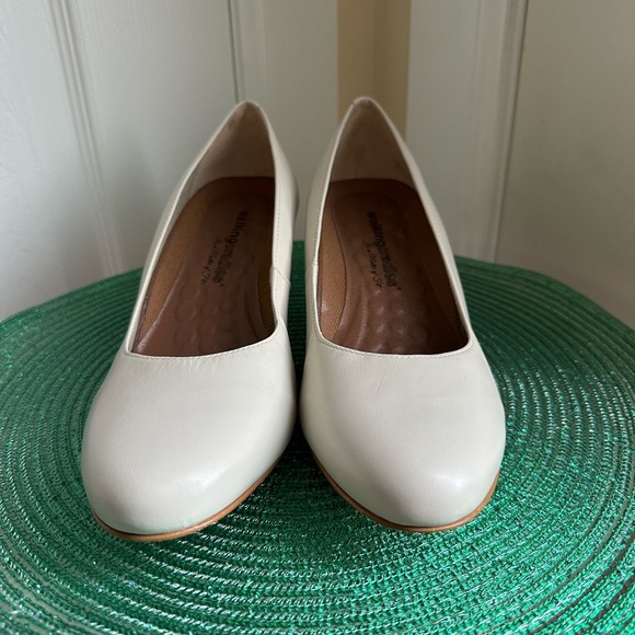 Walking Cradles Joy White Leather Pump Heels - Picture 8 of 12